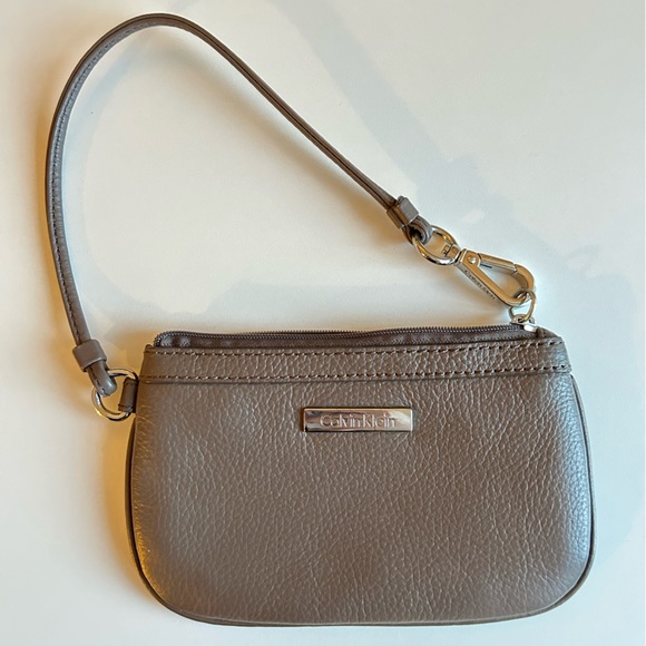Calvin Klein Wristlet ✨ - Picture 11 of 13